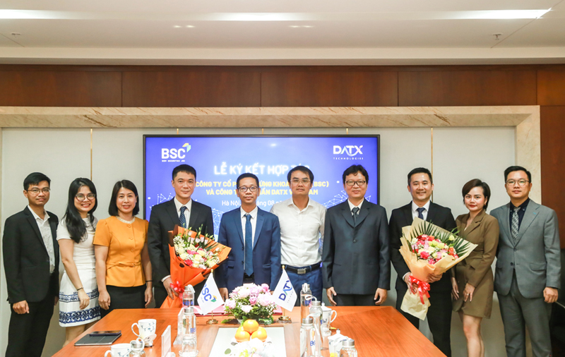 Nhân sự hai bên công ty